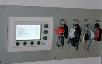 KNX-Schlüsselbrett mit MT 701-Display